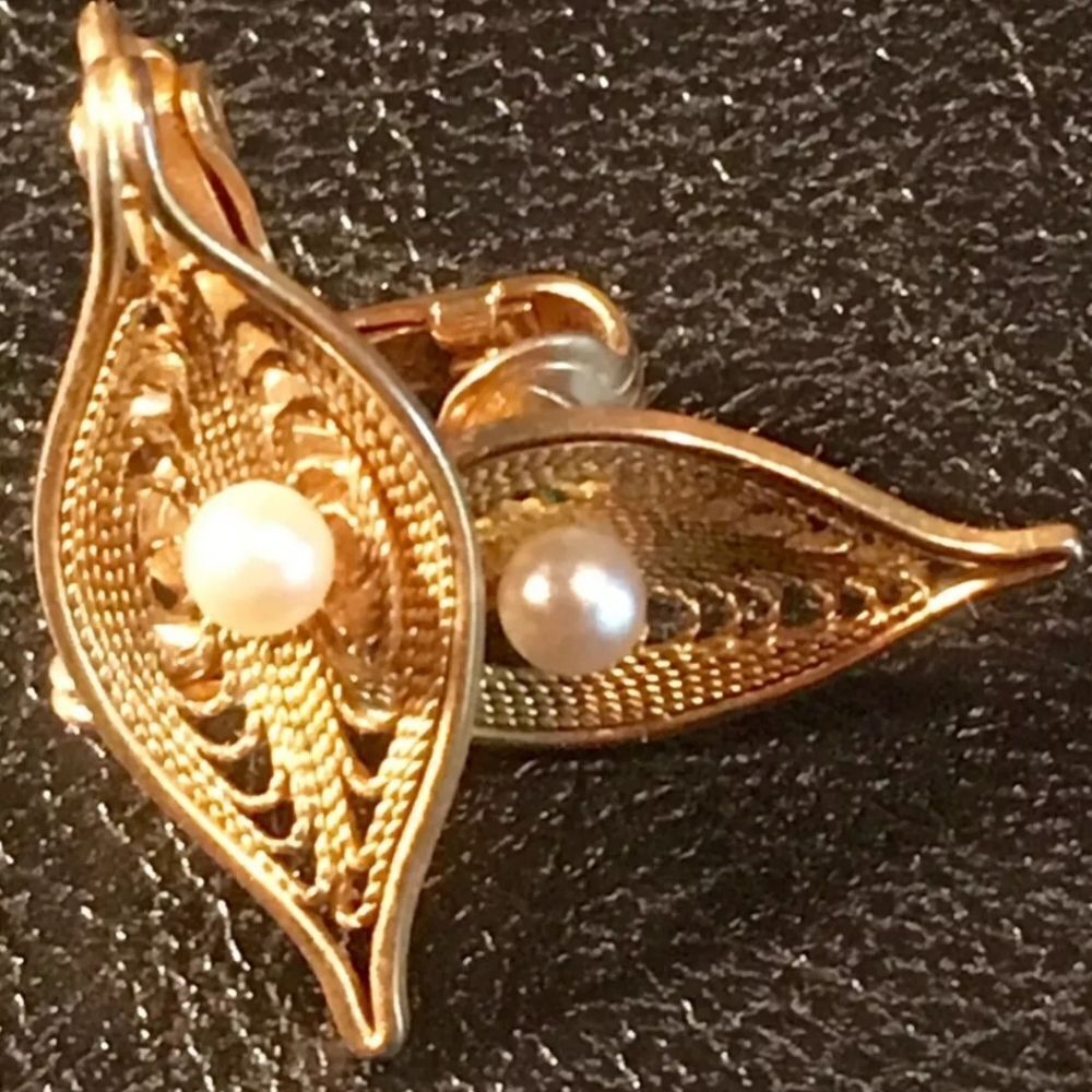 Sarah Coventry Pearl Filigree Leaf Earrings Clip-ons Faux White Goldtone Signed